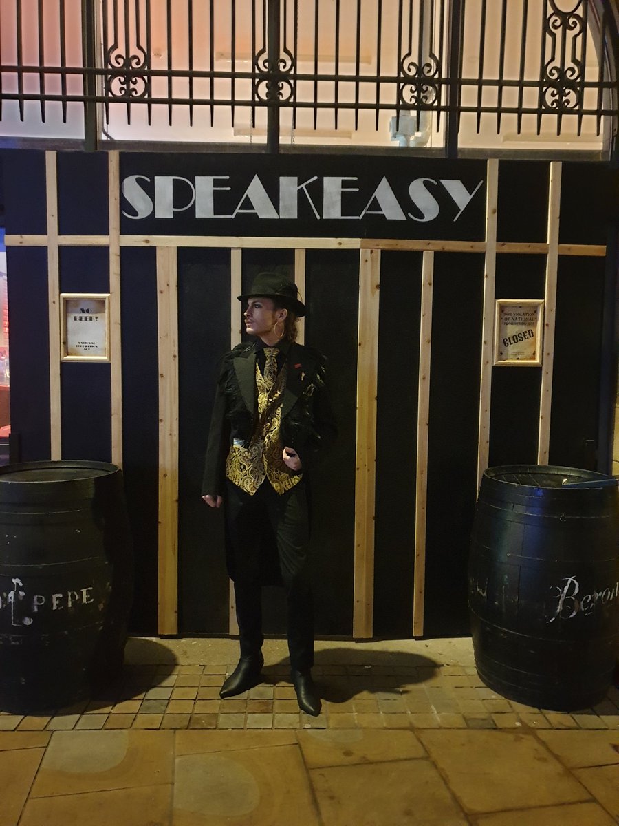 valenvain's tweet photo. A very happy new year all you delightful individuals! May your 2020 bring you self improvement, self fulfillment, and self love (including the literal sense). We returned to the 20s in style #houseofRoyale #speakeasy #20s #cabaret #Prohibition #embracethevain https://t.co/pKnMCnw8hM