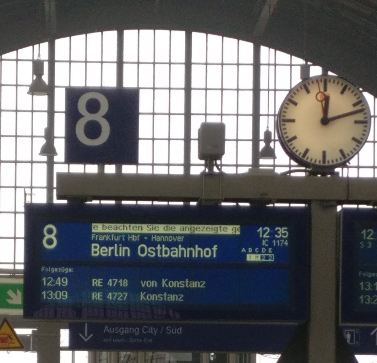 Anzeige am Karlsruher Hbf für den IC nach Berlin Ostbahnhof