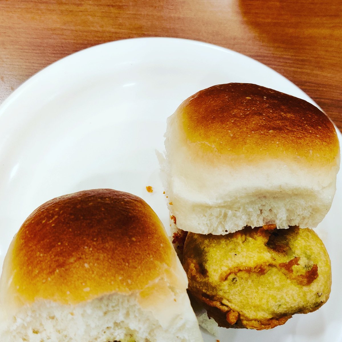 payalmehta100's tweet photo. New Year Indulgence #foodporn #loveforfood #gotraditional #vadapav #Maharashtra #Delight ♥️♥️♥️♥️♥️♥️ #foodmatters https://t.co/RgAqYJXZG2