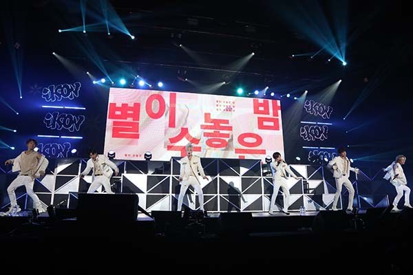 cancamtv's tweet photo. iKON密着連載、今回は番外編としてiKONのクリスマスイブライブをレポートします！
#iKON #iKONYEARENDLIVE2019 https://t.co/MEfonHDk8X https://t.co/VC0LAcRhiY