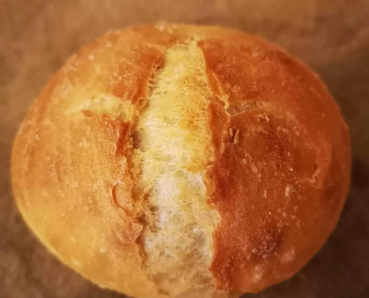 Diana_2412_'s tweet image. Start the new year with homemade bread. I will do that more often now. 😊 
#selfmadebread
#tobake
#breakfast