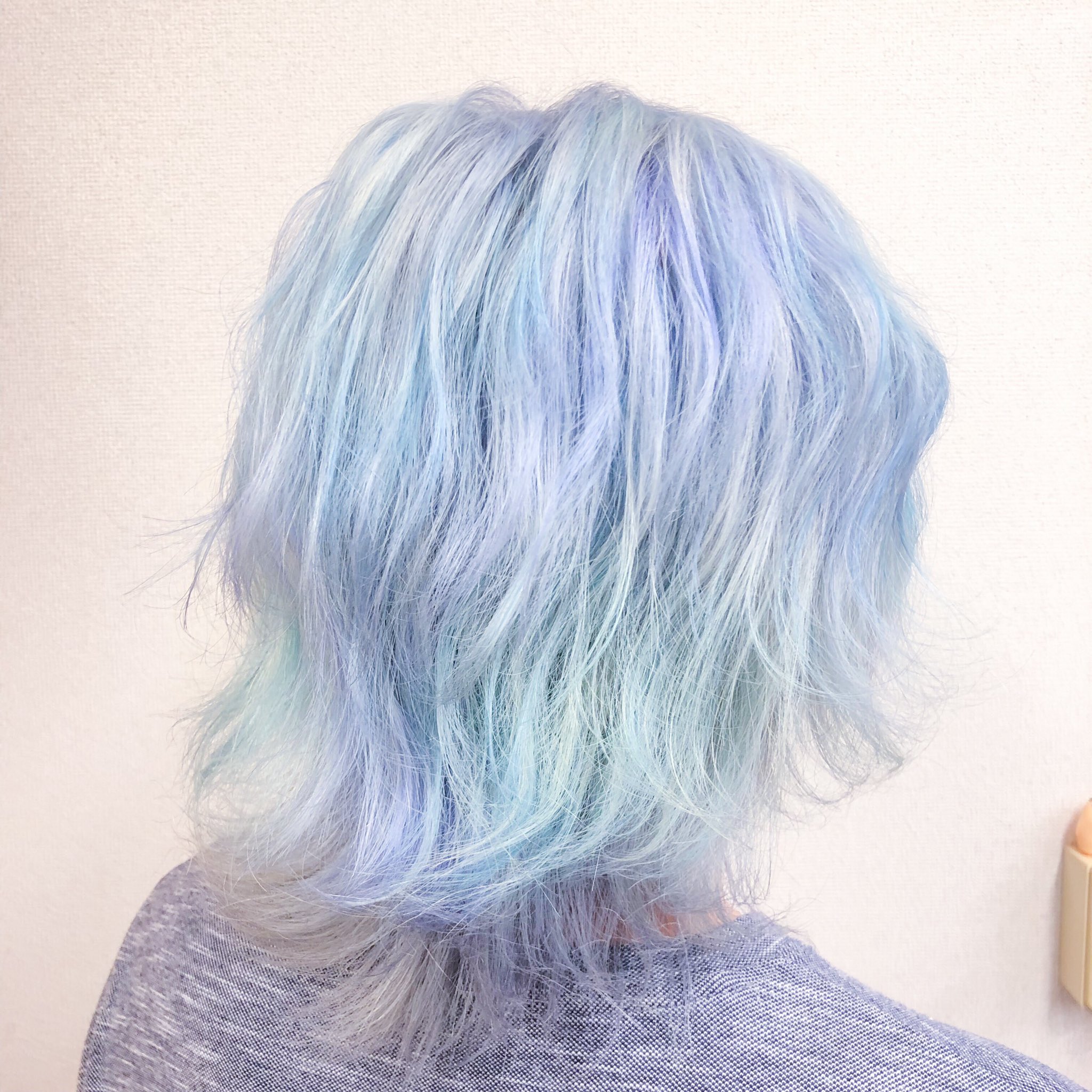 Hana よふかしのうた2期待機中 パステルブルー ブリーチ1回です ヘアカラー 派手髪 派手髪好きな人rt ブリーチ ホワイトヘア T Co Asgqa7jxna Twitter