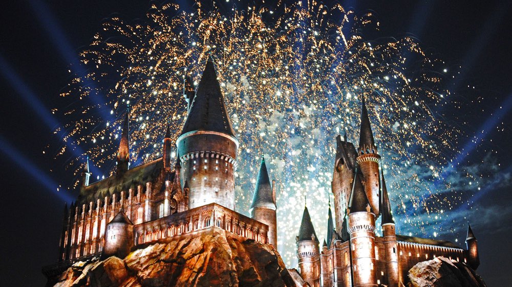 classland's tweet photo. Así se veía Hogwarts anoche en el parque temático de Harry Potter. https://t.co/2mtDwt8pyf