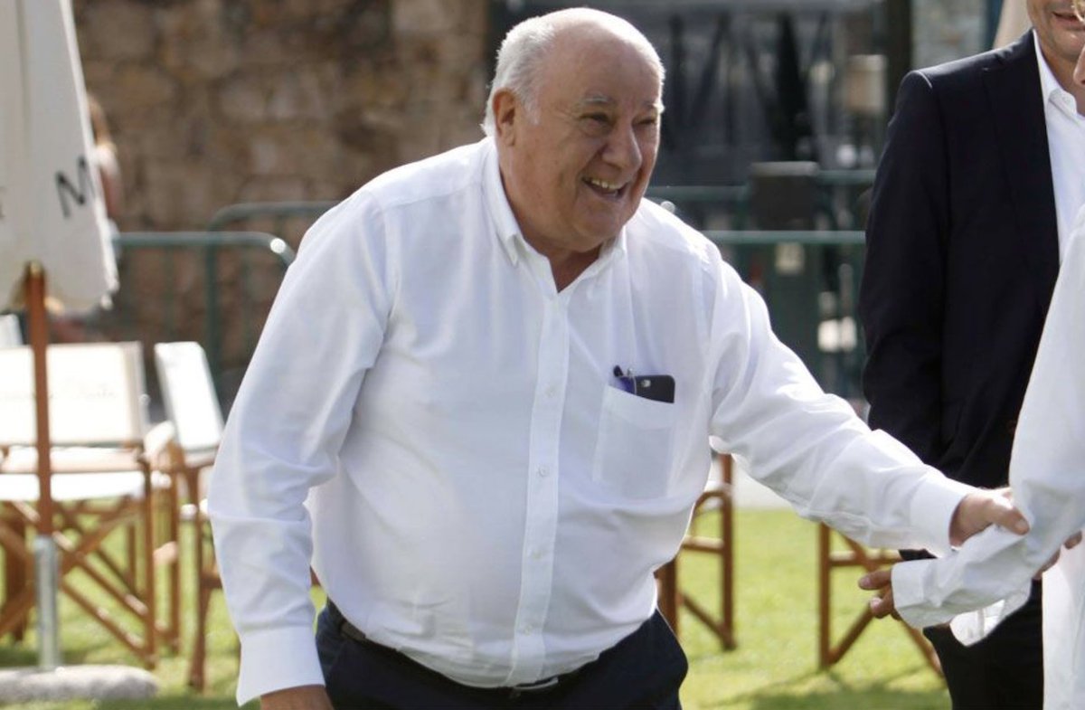 elmundotoday's tweet photo. LO MEJOR DE LA DÉCADA: 2019

Amancio Ortega dona 20 euros a un restaurante del que se fue sin pagar un menú de 40 https://t.co/kPPdMYeFgh https://t.co/U4Q2zriBzR