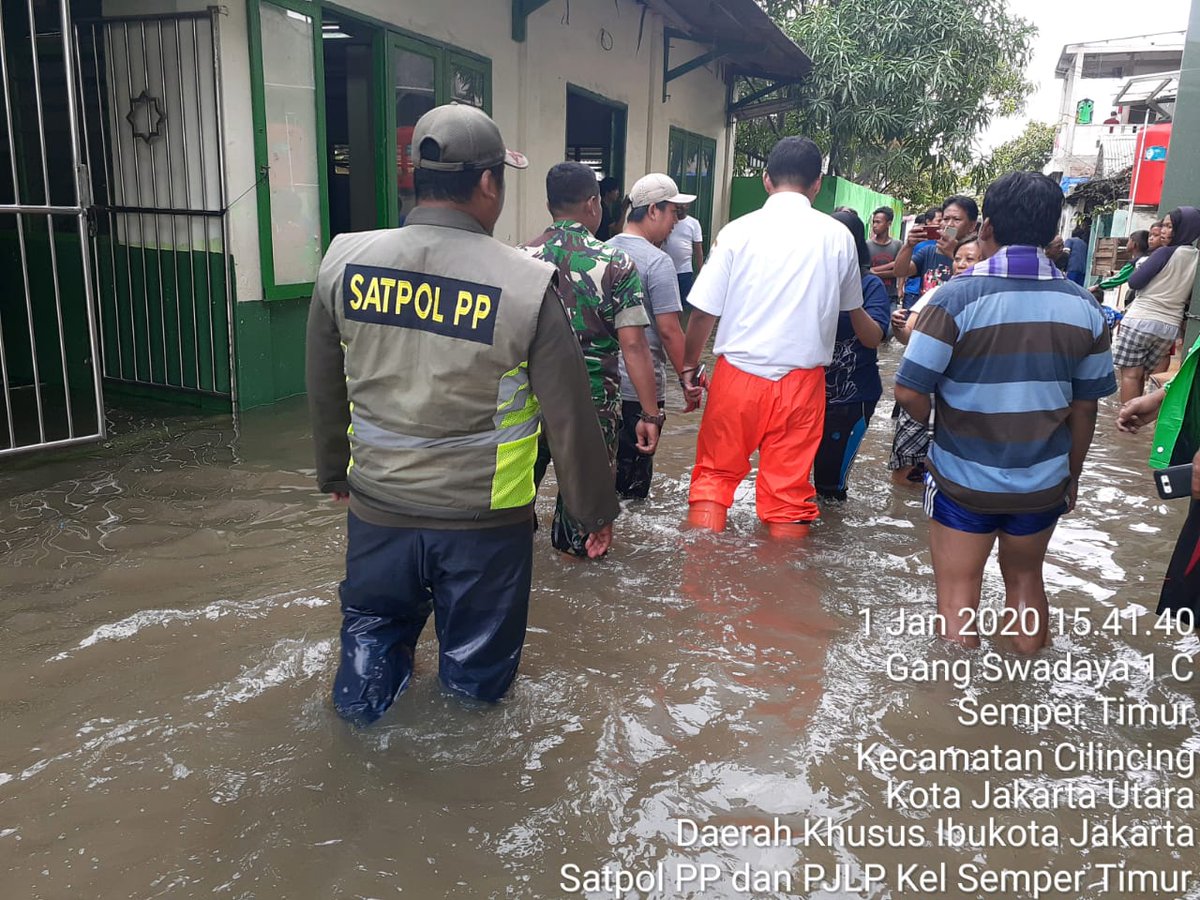 Maya130405's tweet photo. Membantu evakuasi dan mengirimkan bantuan untuk warga yg terkena dampak banjir @aniesbaswedan @pttdkijkt @riekediahp @riekediahp https://t.co/dR1UBfrv1i