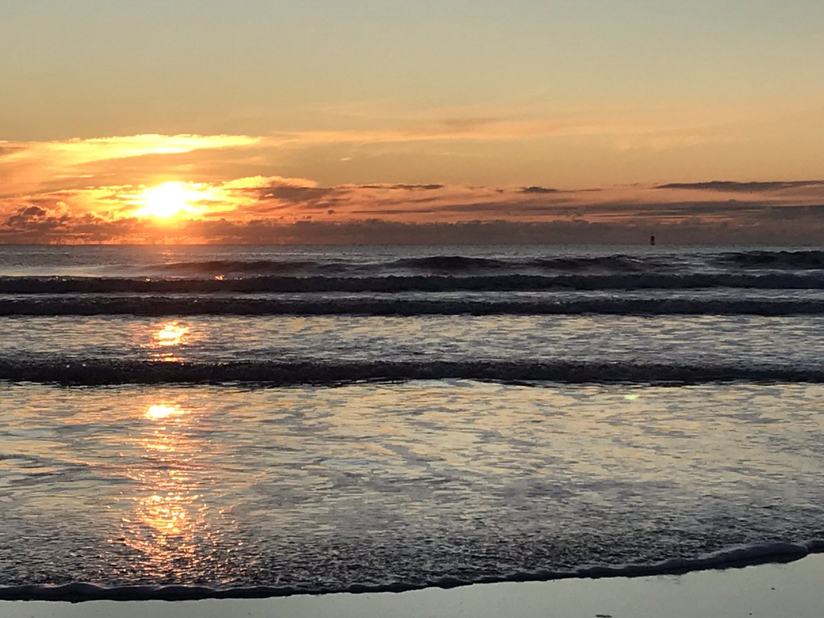 BethGoodwin33's tweet photo. Happy New Year all #sunrise2020 https://t.co/RpLwNo7GlA
