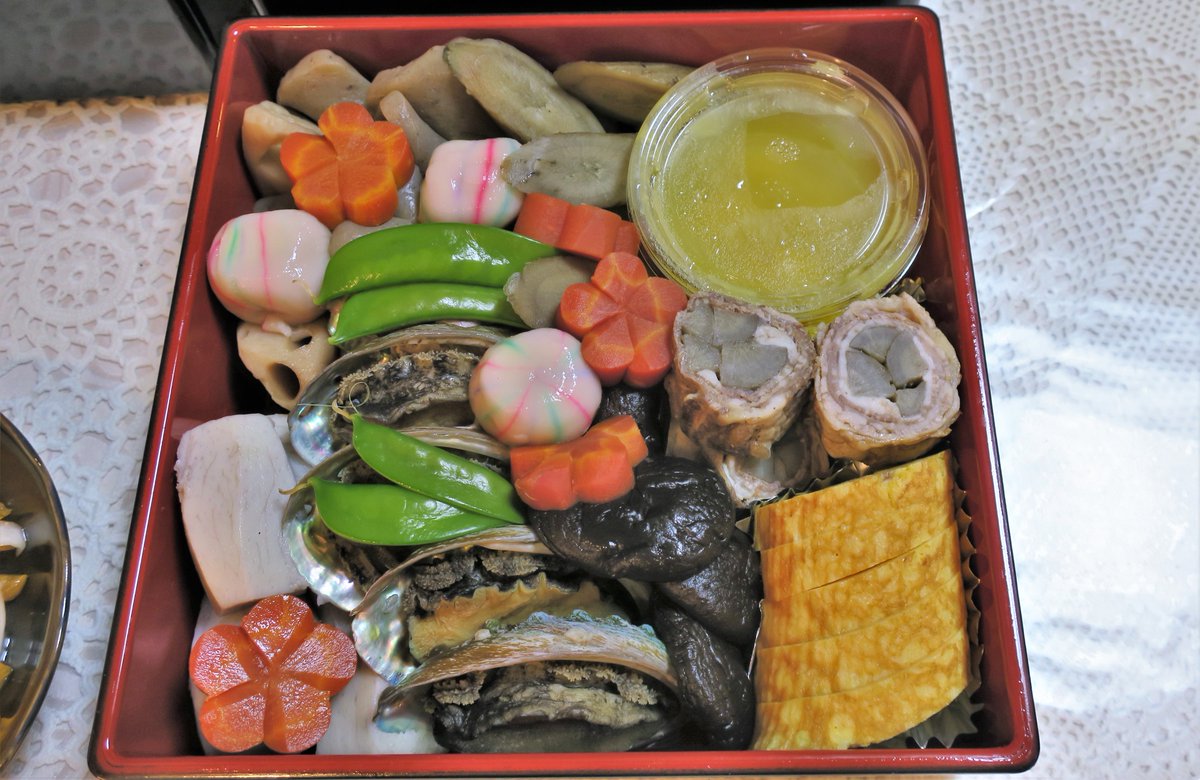 Tokyonobo's tweet photo. I would like to wish everyone a happy new year. Osechi-ryori is specially-prepared New Year's dishes to be eaten during the first three days of January. Many of osechi cuisine also supposed to bring happiness. Today we enjoyed these osechi with our son and daughters. #おせち料理 https://t.co/IfUNd47PSn