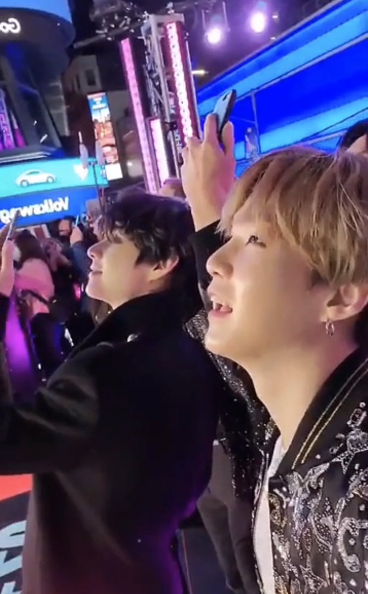 jxxliette's tweet photo. Le bonheur leurs va si bien, je heureuse de les voirs comme ça tout souriant, rempli d’amour et de joies 😊💘 2020 va être sensationnel! #BTSxRockinEve #BTSatTimesSquare #BTS #2020NewYear @BTS_twt https://t.co/5Fbva1Dsmb