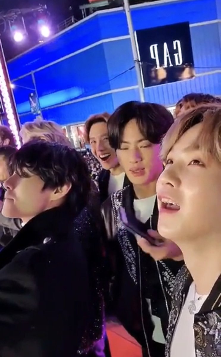 jxxliette's tweet photo. Le bonheur leurs va si bien, je heureuse de les voirs comme ça tout souriant, rempli d’amour et de joies 😊💘 2020 va être sensationnel! #BTSxRockinEve #BTSatTimesSquare #BTS #2020NewYear @BTS_twt https://t.co/5Fbva1Dsmb