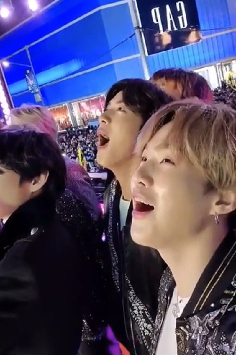 jxxliette's tweet photo. Le bonheur leurs va si bien, je heureuse de les voirs comme ça tout souriant, rempli d’amour et de joies 😊💘 2020 va être sensationnel! #BTSxRockinEve #BTSatTimesSquare #BTS #2020NewYear @BTS_twt https://t.co/5Fbva1Dsmb