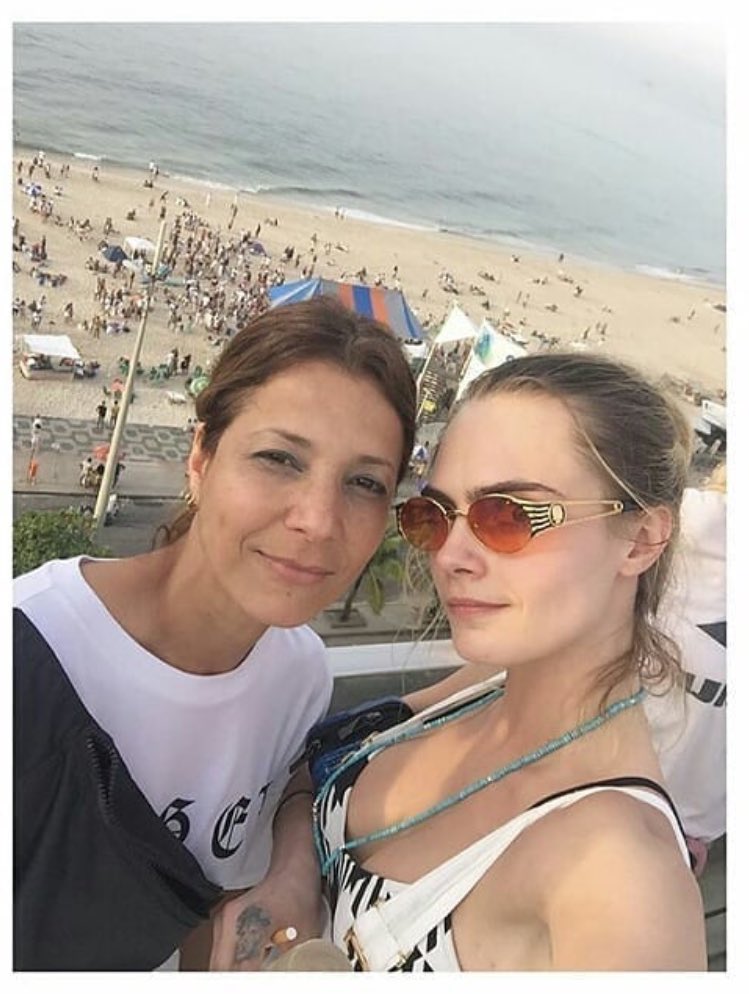 cashleysac's tweet photo. Cara com fãs na praia de Copacabana na festa de ano novo https://t.co/0z20NsIIrS