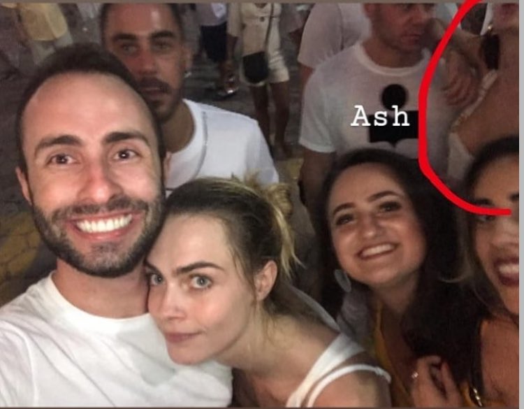 cashleysac's tweet photo. Cara com fãs na praia de Copacabana na festa de ano novo https://t.co/0z20NsIIrS