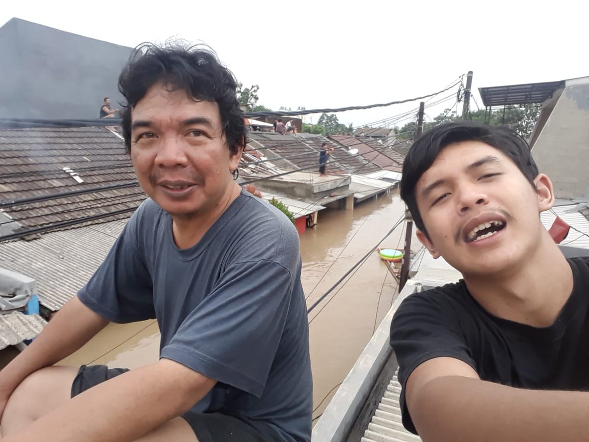 Yovista's tweet photo. Twitter pls do your magic. Keluargaku di Komplk AL jatiasih sejak sore terjebak di lantai 2 dgn kondisi tanpa makanan smp skrg blm ada perahu untuk evakuasi.mohon tambahan personel krn semua fokus ke komplek sebelah (PGP) @RadioElshinta https://t.co/icd0x0irR7