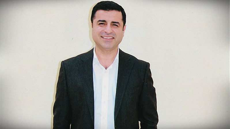 Kurdecizire's tweet photo. #HDP-Vorsitzender Silhedîn Demîrtaş:
„Ein neues Jahr und eine neue Aufregung für den Kampf um die Demokratie. 2020 werden unsere Forderungen nach Freiheit und Frieden erfüllt und wir werden bessere Tage haben. Dafür kämpfen wir weiterhin mit Mut und Entschlossenheit."
#FreeSelo https://t.co/yIE3cPAXmh