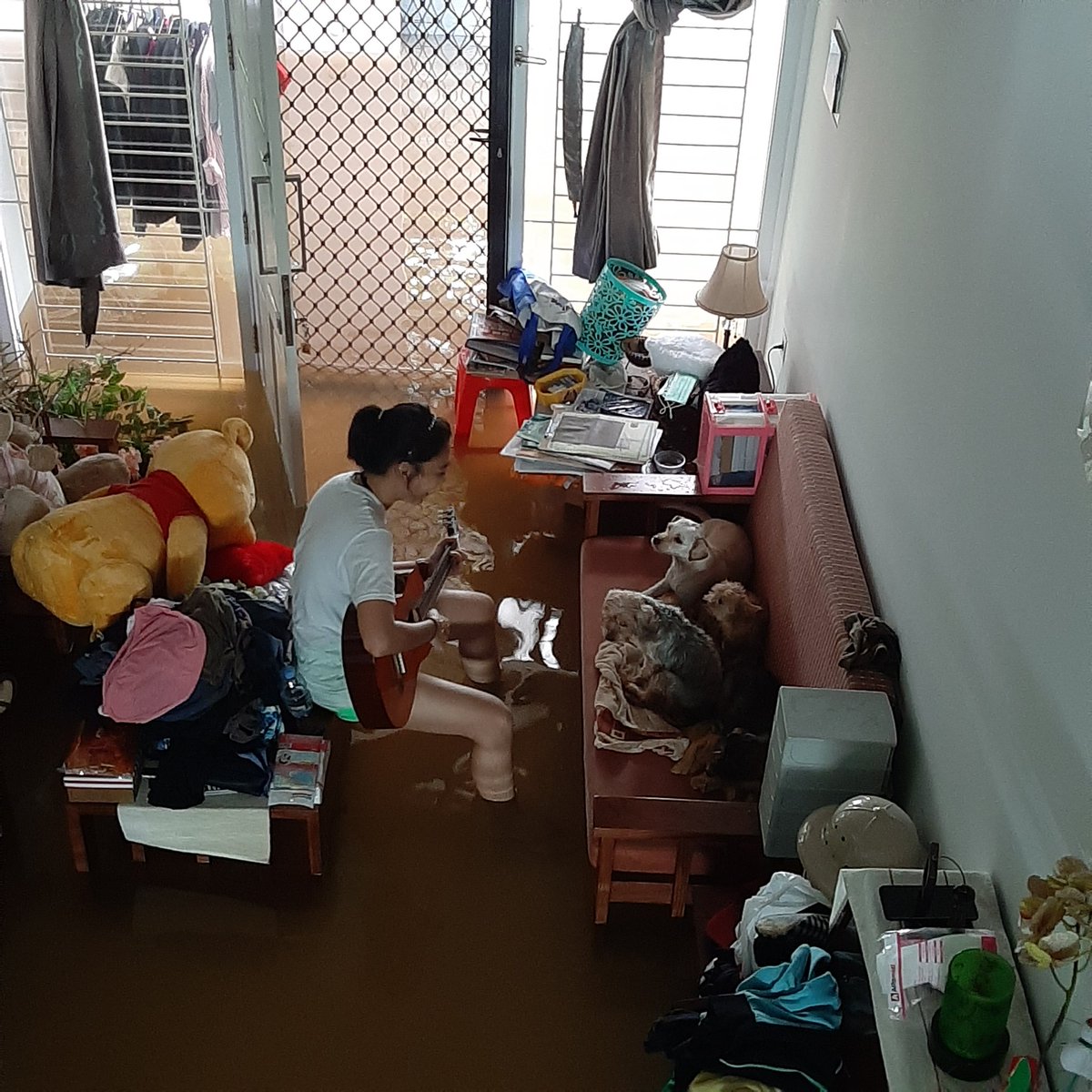 menghibur korban banjir paling menderita di komplek pesanggrahan ciputat. moga manteman yang kebanjiran baik-baik saja 🍻
