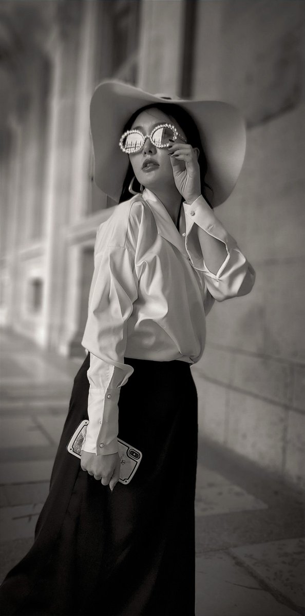 Mitch17800's tweet photo. Happy New Year Everyone's by Mitch. #milano🇮🇹 #chanelbeauty #moscow🇷🇺 #london🇬🇧 #luxurylifestyless #paris🇫🇷 #zurich🇨🇭 #vogue #bruxelles🇧🇪 
@MahaSlaoui @wasowska_mag @AnneMortier1 @Luxe_net @voguemagazine https://t.co/lng1GvXrnS