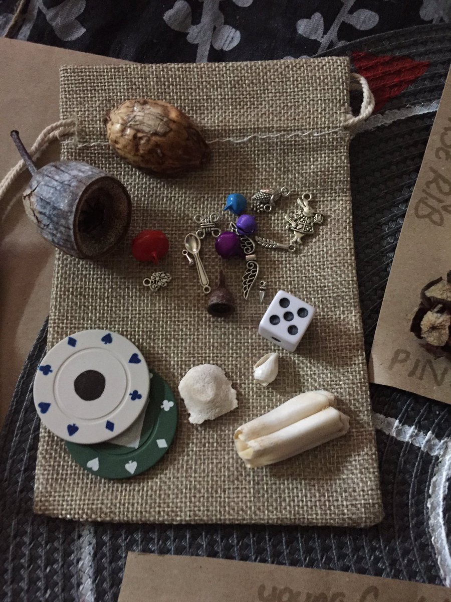 PlaceLiminal's tweet photo. #bonethrowing #bonecasting #bonedivination #divination #occult #witchcraft #witch #osteomancer #osteomancy #bonereading #bonereadersoftwitter #boneslingers https://t.co/ifE24X2p48