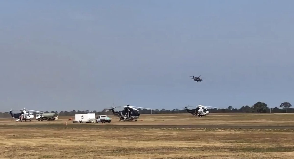 lindareynoldswa's tweet photo. Today an @AustralianArmy Blackhawk transported 7 new firefighters to Mallacoota, before returning to RAAF Base East Sale with 7 patients needing further treatment.  

Blackhawks have been deployed for several weeks assisting in search &amp; rescue, and recon.

Thanks to all involved. https://t.co/pGa5fPaJvb