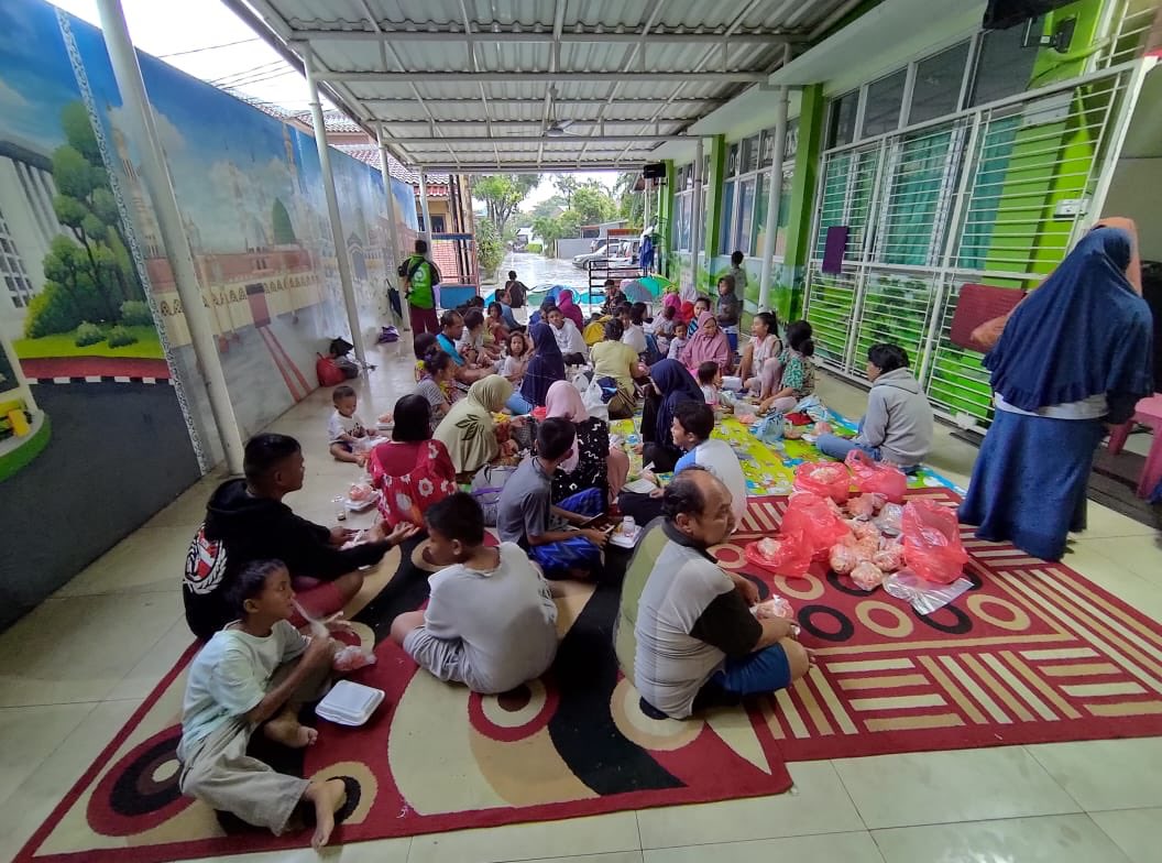 Alhamdulillah  masjid Al Iman Jatinegara Jaktim, menebar manfaat dengan izin Allah untuk membantu warga sekitar  masjid yang terdampak  banjir <a href="/dewan_masjid/">AplikasiDewanMasjid</a>