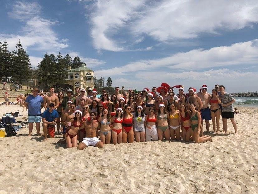 faulpox1's tweet photo. Irish NCHDs, Cottesloe Beach, 25/12/19. #DrRetention https://t.co/cBSw025YS2
