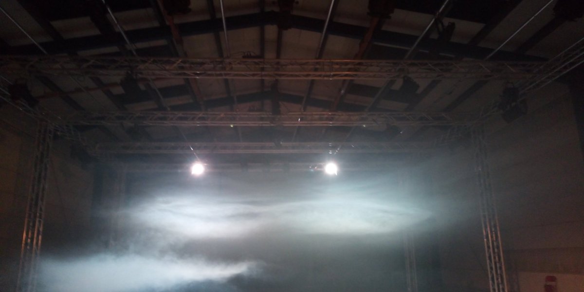 mit #nebelschwaden ging das jahr zuende und zwar im kölner  #theaterderkeller mit der sehenswerten #premiere von #fusseln von #wolframlotz