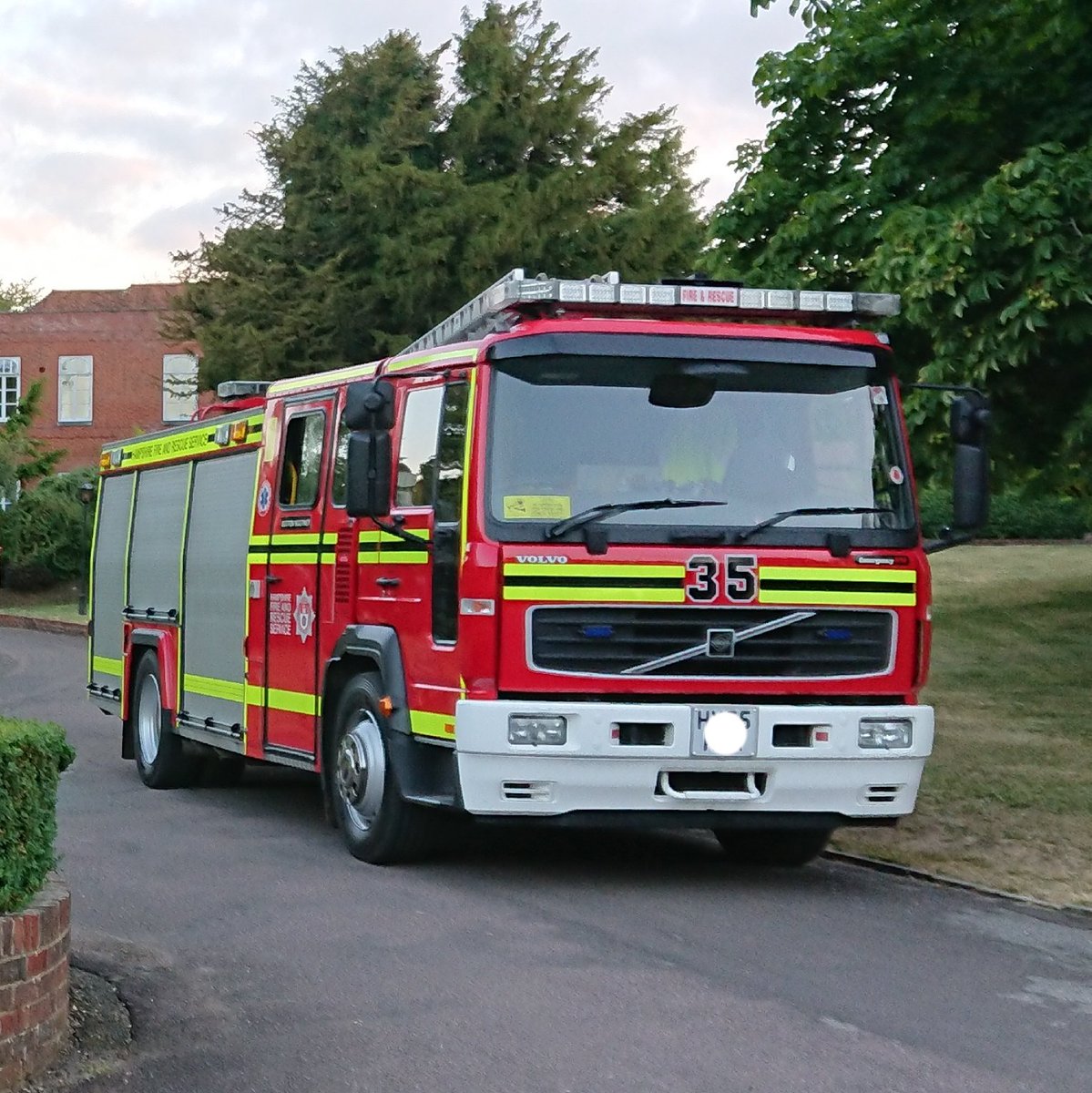 suttonscot35's tweet photo. Happy New Year from Station 35. We are looking forward to a great 2020 following on from many changes within 2019; we have doubled our staff, increased our availability and been given shiny new kit. #hopethekitfits #ontherun #availability #newyear #oncall #themightysuttonscotney https://t.co/a5pUQmI6lr