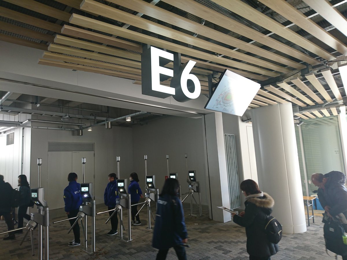 新国立競技場 入場ゲートではチケットのバーコード(コンビニ発券とか