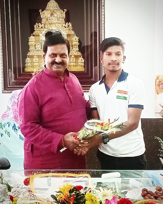 AmanChhatria's tweet photo. Today's meeting with Dr. Tirupati Panigrahi sir The Chairman of HGI bhubaneswar, Thank you so much sir for your blessings, support and guidance for me.

#amanchhatria 
#HGI #worldrecord https://t.co/T9PsrnyGTq
