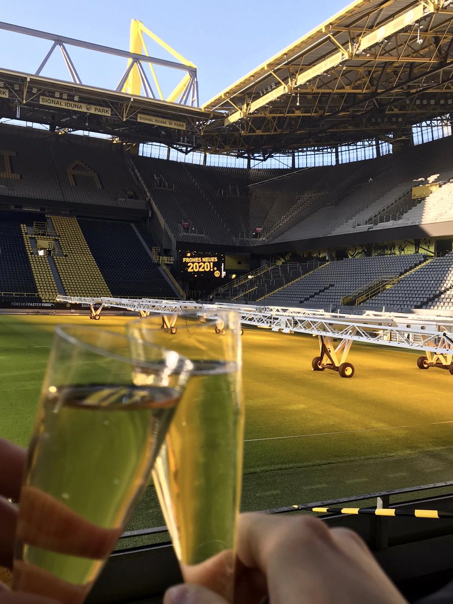Borussia Dortmund Ar Twitter Grusse Vom Neujahrsspaziergang Aus Dem Schonsten Stadion Der Welt Auf Euch Borussen T Co K6e1dnbr1t T Co Fy92gy75bm