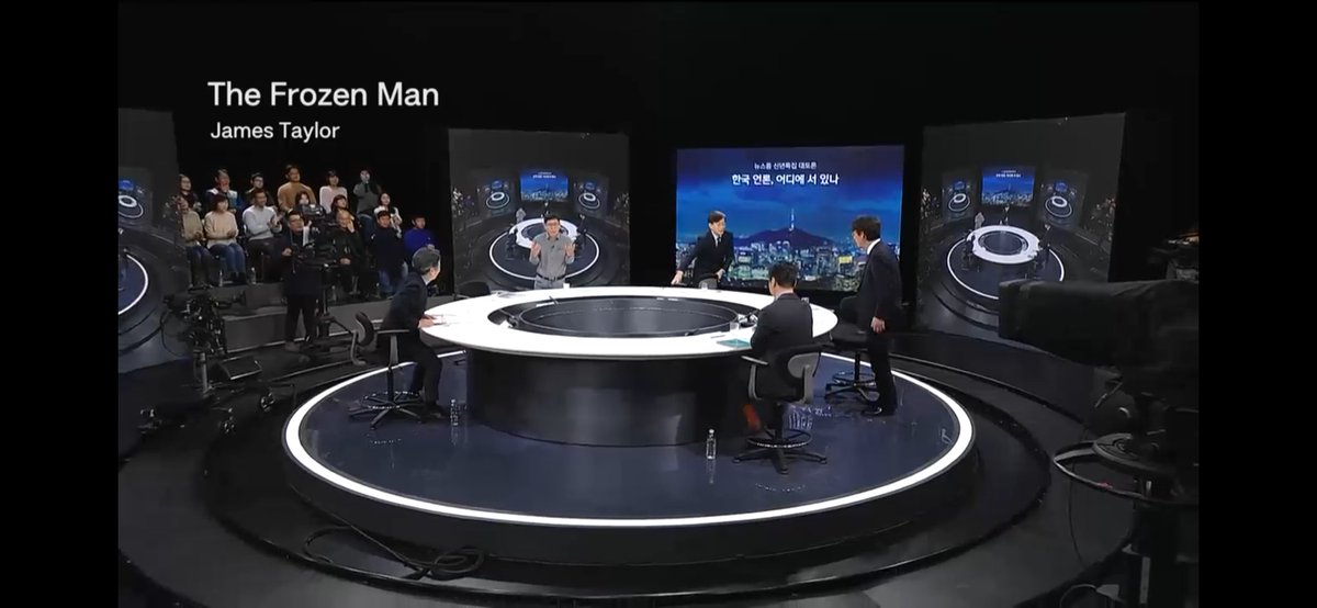 JTBC 토론 내내 불편했습니다. 진중권 교수는 대중을 개·돼지로 보는 듯. 미개한 종족으로 보는 시각, 아주아주 불편했습니다.

#한국언론어디에서있나