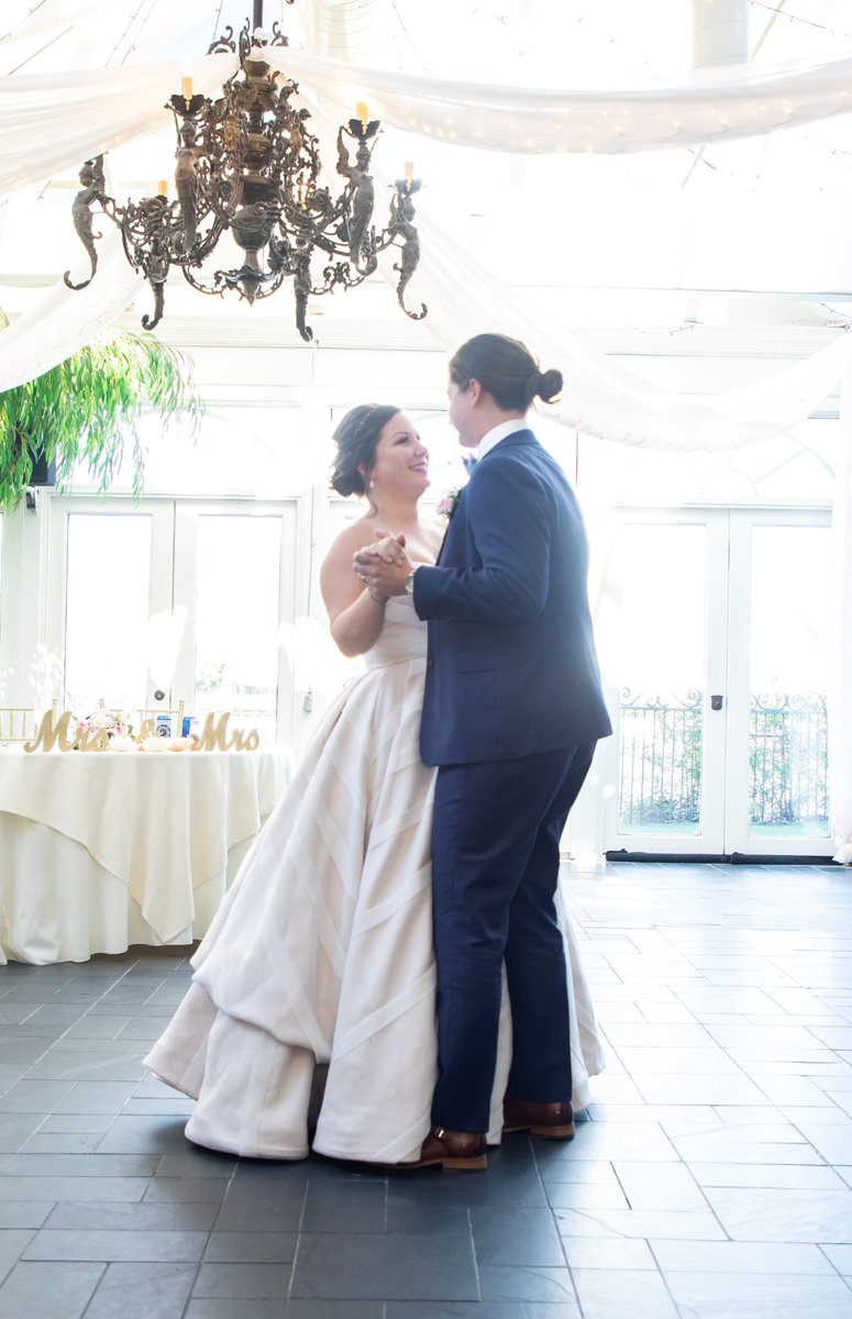 LkSdeWeddingsLV's tweet photo. A stunning couple enjoying their first dance 💘 https://t.co/zm3W9CyzTY