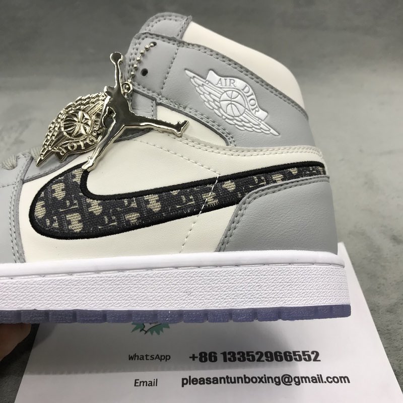 Aimee50995276's tweet photo. Would you pay $145 for the shoes? If... Comment on why? If it weren't for... Also... We want to read your comments!! 👀.
.
#sneakershouts #planetkickz #teamlust #urbanprops #Showmeyourgrasa #superfuego #elnortesabedesneakers #hypebeastmx #noflags #Dior #outfitsuperfuego #dioraj1 https://t.co/ReCcViV353