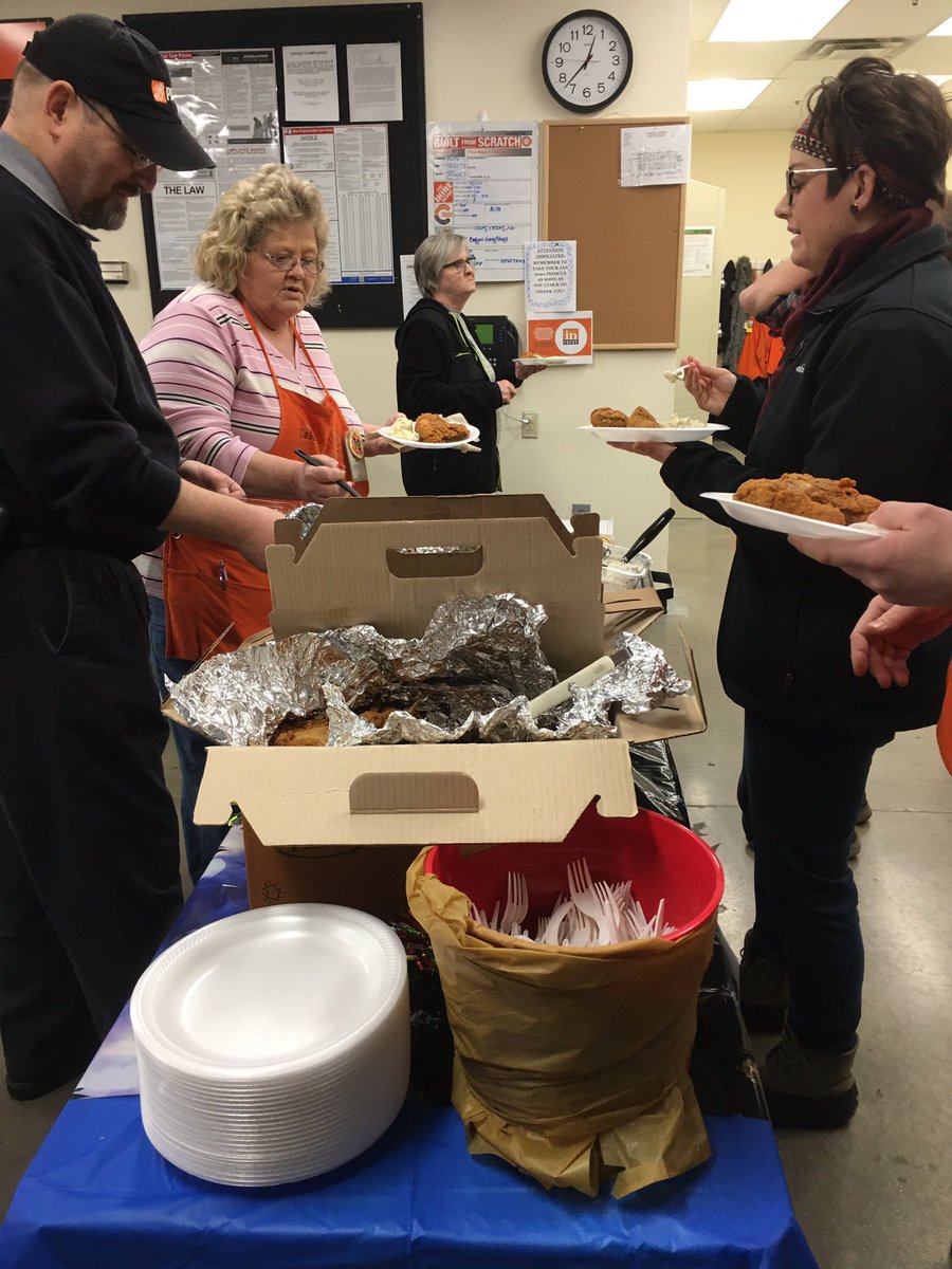 hom_bird's tweet photo. Happy New Year from 4801!!!!@mcopley27 @thd_young @Orangeboxmom @britton_denny https://t.co/BHhNJIFfnz