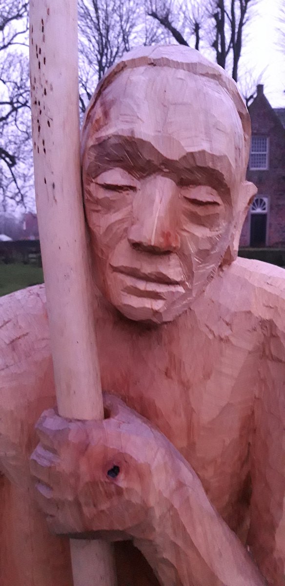 WienaBakker's tweet photo. Oude begraafplaats op de wierde van #grootwetsinge, waar ook mijn betovergrootouders liggen.
Op de achtergrond de oude smidse.
En (nog niet eerder gezien) fascinerend hout gesneden kunstbeeld. https://t.co/nOCCH1YUJL