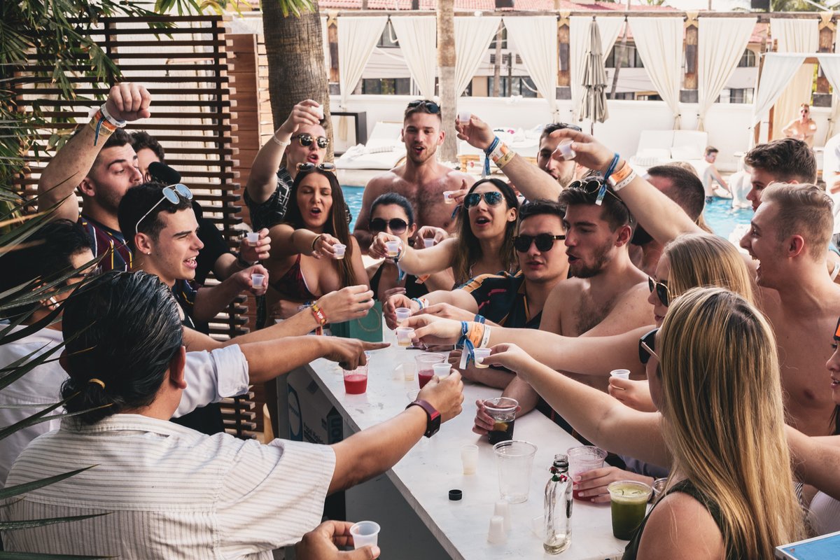 JusCollege's tweet image. Cheers to new trips and memorable experiences. 2020 is going to be lit!🥂
#2020 #JusCollege #springbreak