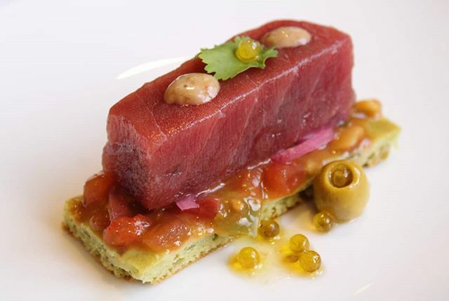 restaurantelcid's tweet photo. Damos la bienvenida al 2020 con nuestra receta para #ElRetoDeLaAceituna : Bizcocho de guacamole y #aceitunamanzanilla , tartar de tomate rosa, atún curado, mayonesa de aceituna, y mantequilla de anchoa y café. 
@aceitunasesp 
@santisastrecerda te atreves con el #ElRetoDeLaAc… https://t.co/QbU6H61hMl