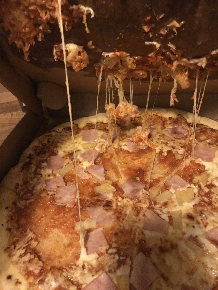 When you order <a href="/Dominos_UK/">Domino's Pizza UK</a> but it arrives looking like this #epicfail #shouldhavegonetopapas <a href="/PapaJohnsUK/">Papa Johns UK</a> #dogsdinnerpizza #pizzadisaster
