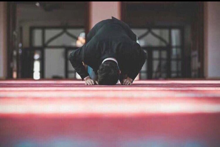 َقال تعالى ﴿وَاسْجُد وَاقْتَرِب﴾ 
لن تجد أحن من الله عليك ضع أمنياتك بسجدة وأنسى،ولو يعلم الساجد مايغشاه من الرحمة بسجوده لما رفع رأسه💜.