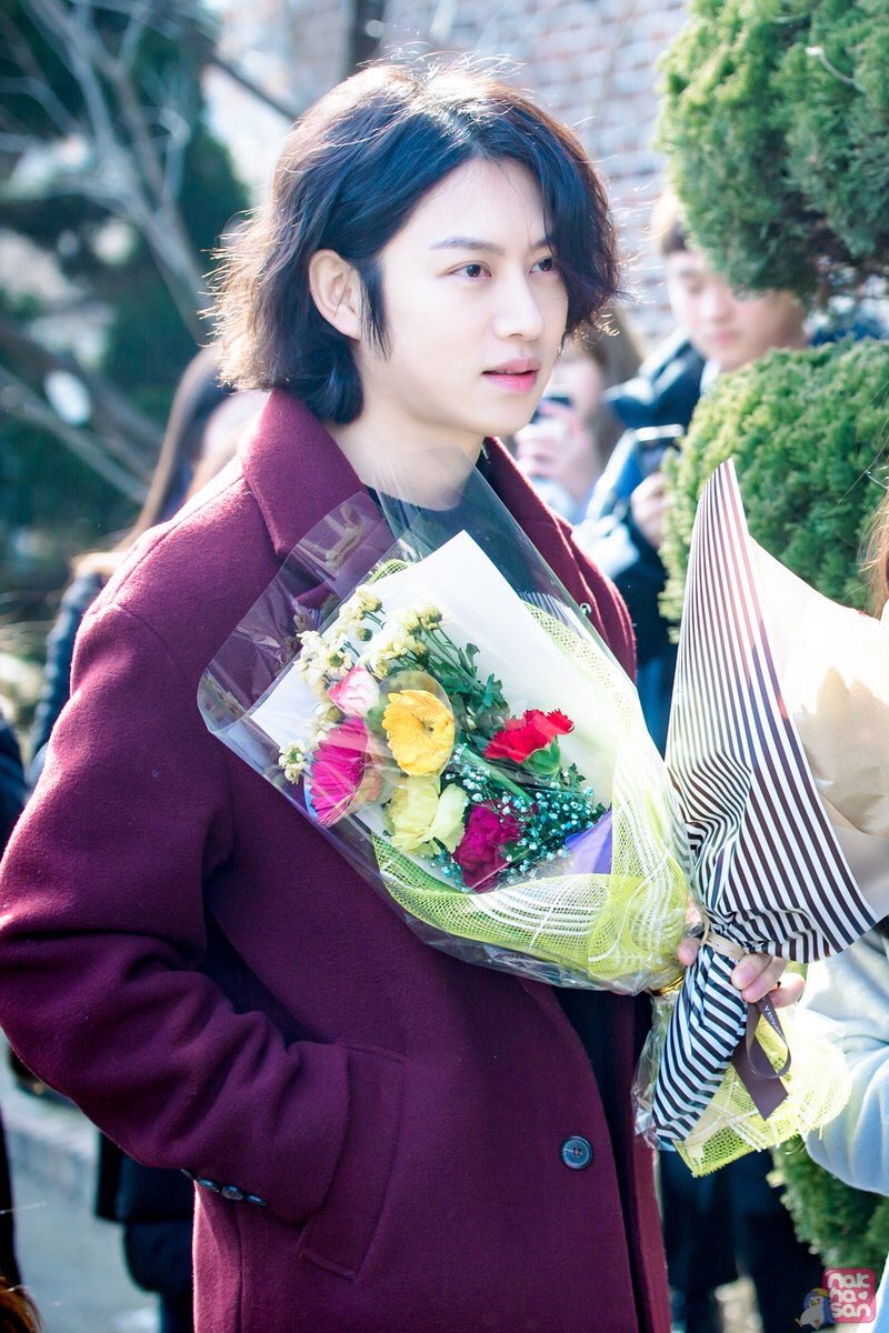 heechul used to host a game show with ioi's sohye & promised her that he would attend her graduation. after that, when so hye graduated from high school, he kept his promise & went to congratulate her on her graduation at her school despite his busy schedule.