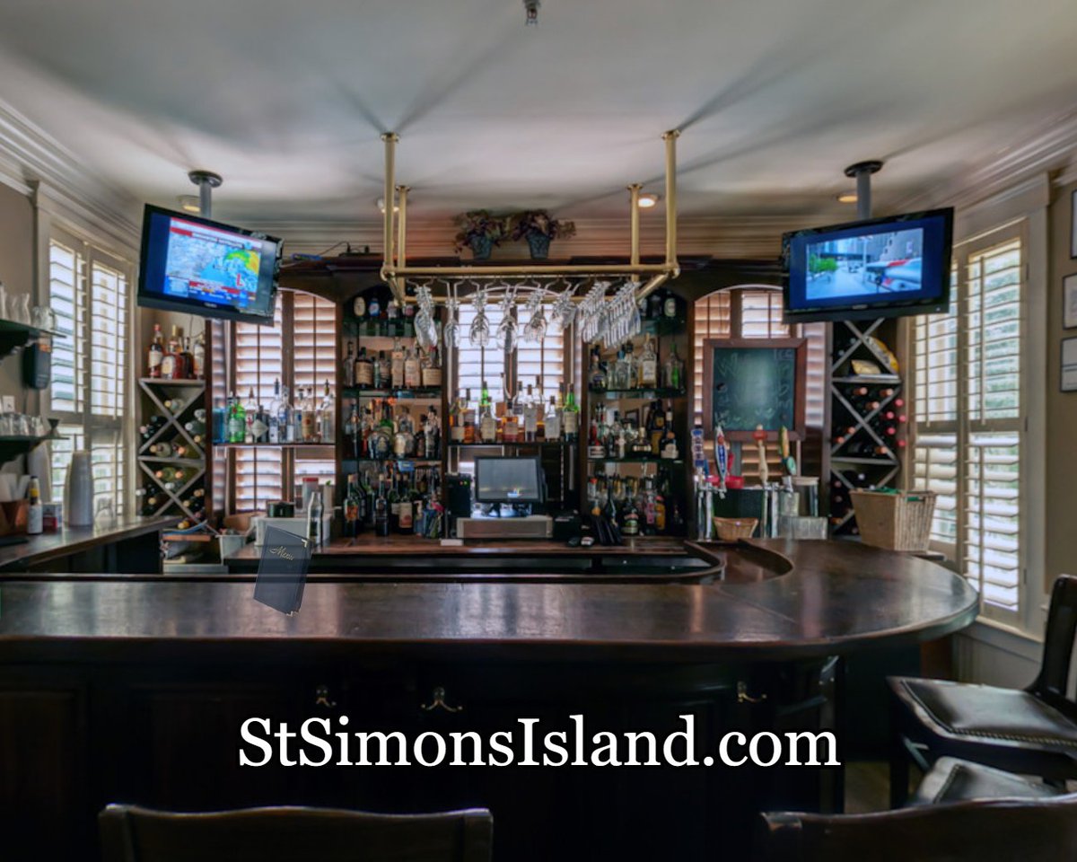 St_SimonsIsland's tweet image. The Village Inn &amp;amp; Pub opens daily at 5:00 P.M. and caters to the local patrons and travelers. Happy Hour is from 5-7 P.M. daily. The Pub also has trivia on Wednesdays and live music Thursday, Friday, and Saturday***888-635-6111*** ow.ly/8unk50xL30x
