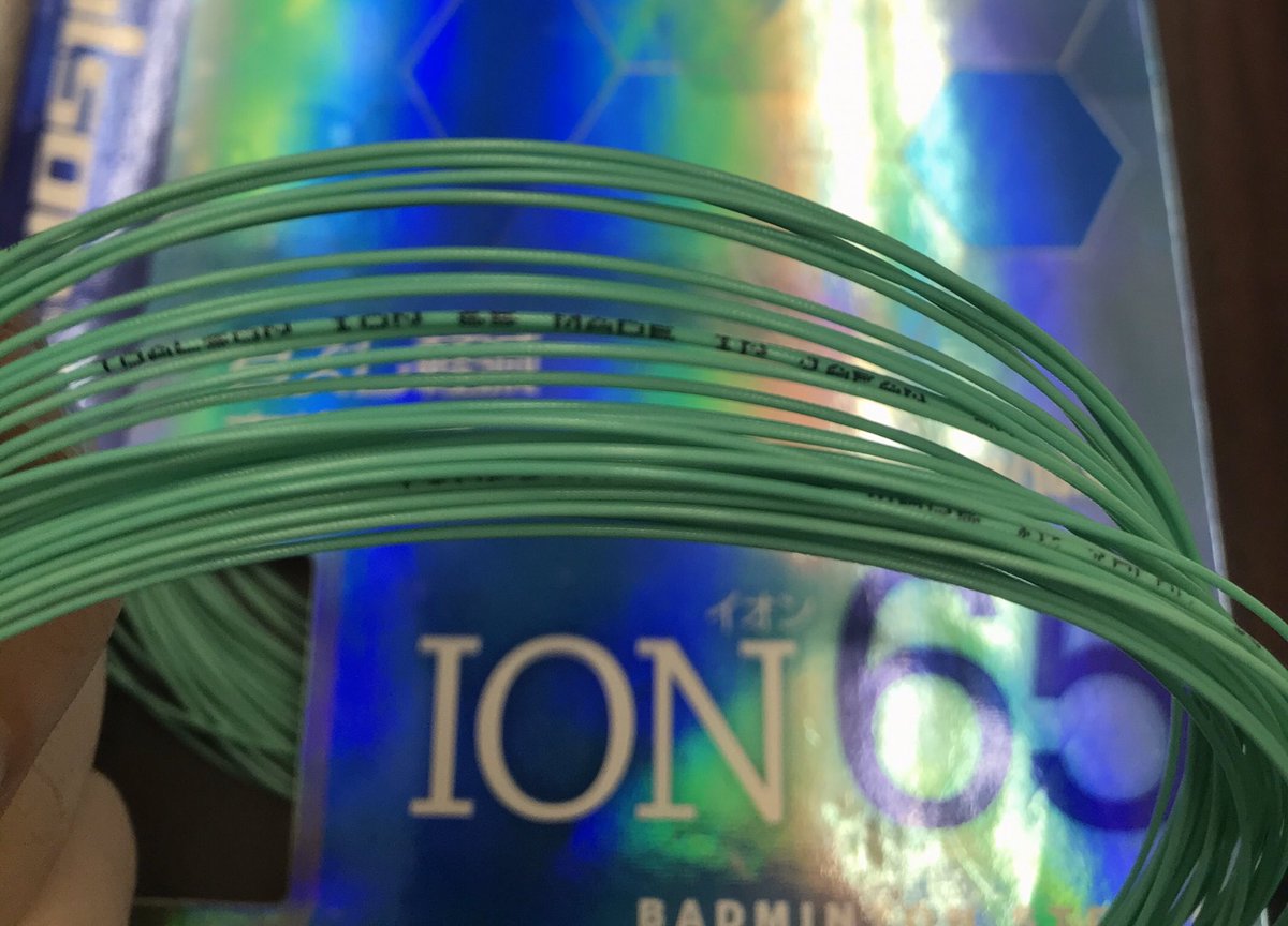 toalsonblog's tweet photo. 商品名：ION65
価格：1,200円
太さ：0.65mm
カラー：全7色→画像

【特徴】
ゆで卵の白身のような濃密でムラのない独自樹脂製法により、瞬時の操作性、打ち応えUP、目ズレ減

【目玉】イオングリーン→画像

全色100Mロール作成→9,600円

#toalson #badminton #ION65 #ひっくり返す　#挑戦 #国内発売 https://t.co/H5dpcsNF5L