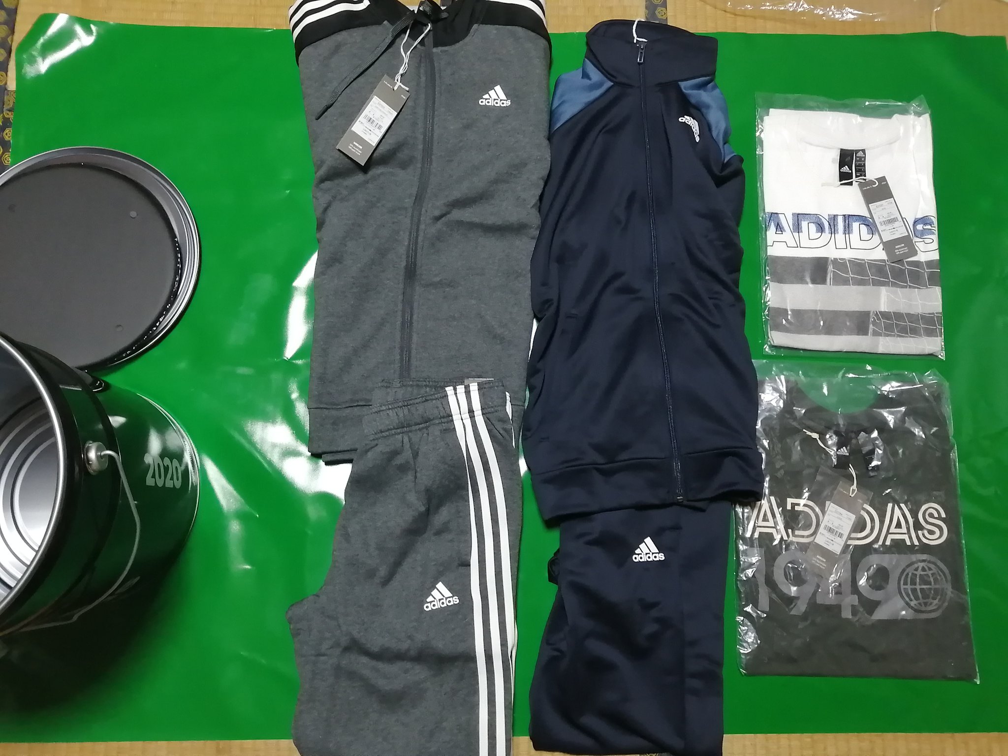 しょうご アディ缶の中身です 中々いい感じのtシャツ 2枚 パーカー上下 ジャージ上下入ってました アディダス福袋 アディ缶 福袋 T Co Bu4dkcltvf Twitter