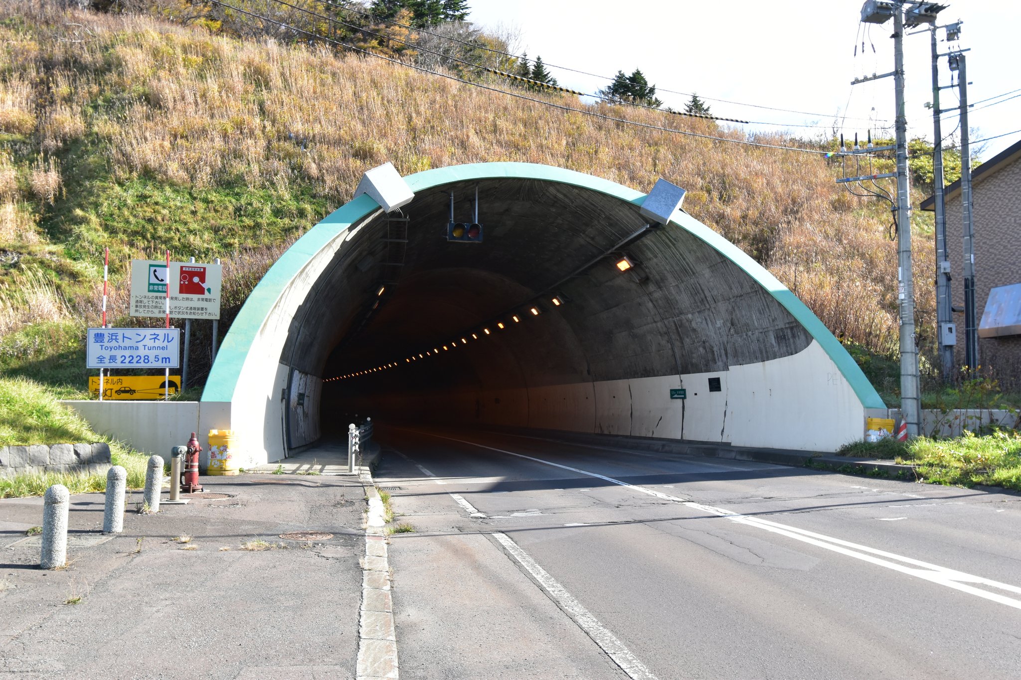 かわうそ 北海道心霊スポットツアー 古平町 豊浜トンネル 1996年に岩盤崩落事故で人が犠牲となった現場 生存者の可能性を考慮し巨大岩盤の除去作業は発破の火薬量を制限したため難航 数日を要したが生存者はゼロでほぼ即死だったという かわうそ 北海道心霊スポットツアー 古平町 豊浜トンネル 1996年に岩盤崩落事故で人が犠牲となった現場 生存者の可能性を考慮し巨大岩盤の除去作業は発破の火薬量を制限したため難航 数日を要したが生存者はゼロでほぼ即死だったという