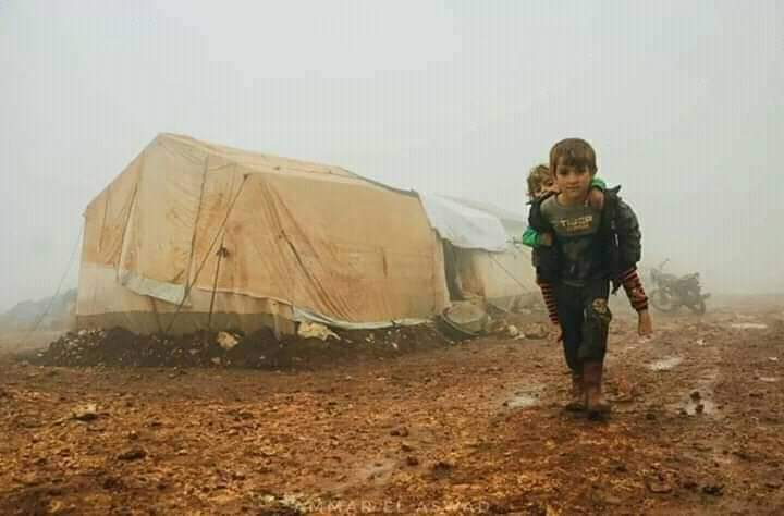 MahmoudOrg2's tweet photo. انتهى العام ولم تنتهِ حكاية القهر ، ومخيمات اللجوء يلفحها البرد من كل حدب وصوب،تحمل السماء مالا تُطيقه المخيمات أما الأرض فلا مُتسع جديد،في كل ارجاء المعمورة يحتفل الناس بقدوم العام الجديد مستبشرين به خيراً أما هنا فلا همّ سوى بيتٍ من طين على أقل تقدير يقي برد الشّتاء ورغيف خبز https://t.co/9NdzXTxaJf