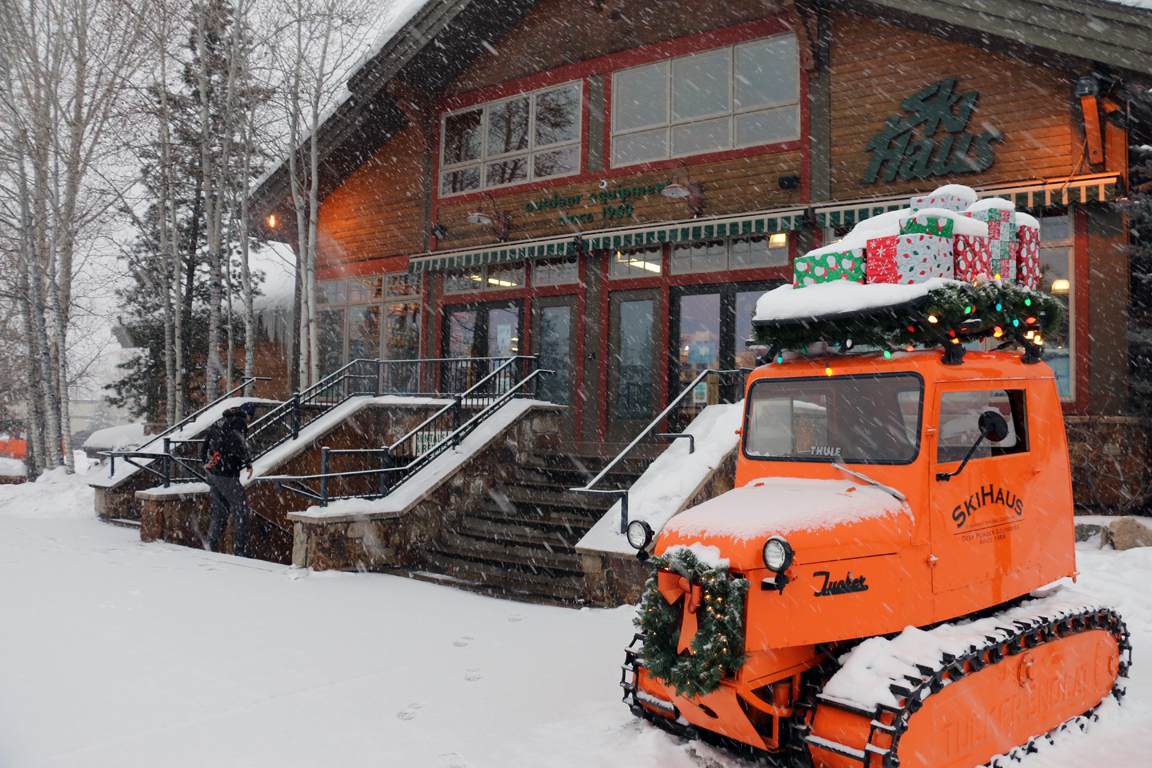 New Year's Eve Day on the Pass yesterday and New Years Day in town today. What a difference a year makes!

Happy New Year to everyone. May all your New Year Dreams come true.