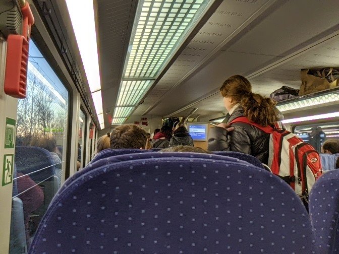 flo_fliegt's tweet photo. Die #IC2 sind heute wohl besonders zuverlässig.
Sitze im #IC2431. In Nienburg/Weser den ersten Liegenbleiber überholt und die Reisenden eingesammelt.
Nun stehen wir in #Braunschweig auf Gl. 8, auf 7 steht ein weiterer Liegenbleiber und wir sind mittl. Fahrgäste 3er ICs in einem. https://t.co/deKUp2Kg4q