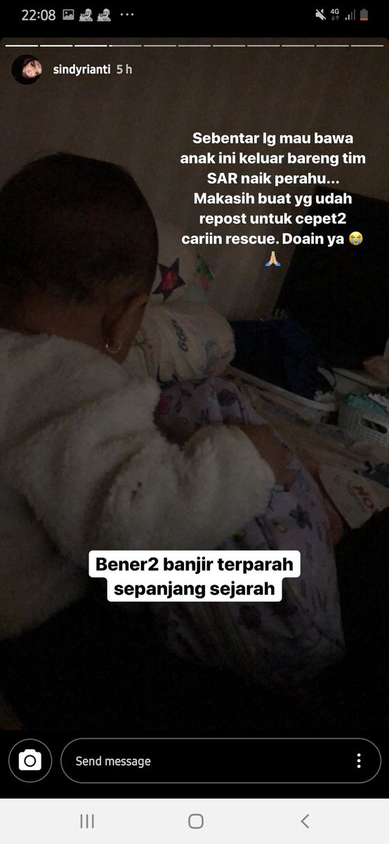 voicexist's tweet photo. Ini baru pertama kalinya pake Twitter please do your magic 😭😭

Ini temenku kasian belum dapet bantuan sampe jam 21.54 tadi. Dia punya dedek bayi, persediaan udah pada habis 😭😭😭😭😭

Bisa mention Nomor darurat atau akun di daerah yang bersangkutan, biar dinotice 😭 https://t.co/3sLfycdTbm