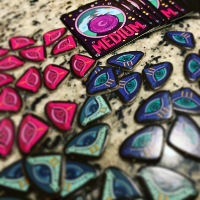 BoardGamePic's tweet image. We played Medium last night, its a very difficult game with some downtime between turns, but its and an amazing feeling when you make that connection! #medium #psychic #mediumgame @gtgamesllc