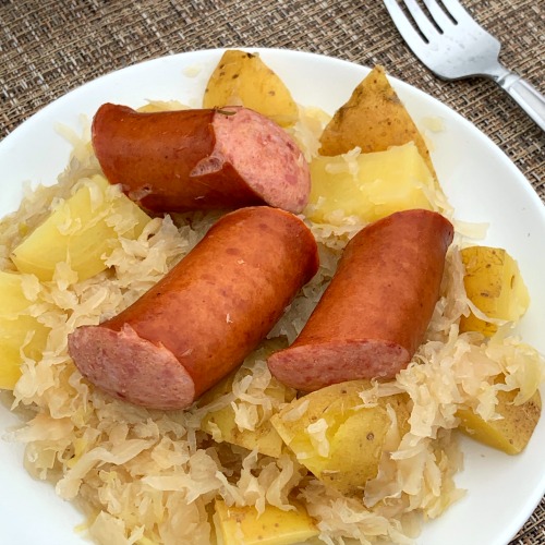 This Instant Pot Sauerkraut &amp; Sausage is an easy recipe and delicious way to enjoy pork and sauerkraut!

Smoked &amp; savory sausage, hearty potatoes &amp; unique sauerkraut notes are wonderfully balanced with beer and fresh rosemary.

plowingthroughlife.com/instant-pot-sa…  #Sponsored #smokedsausage