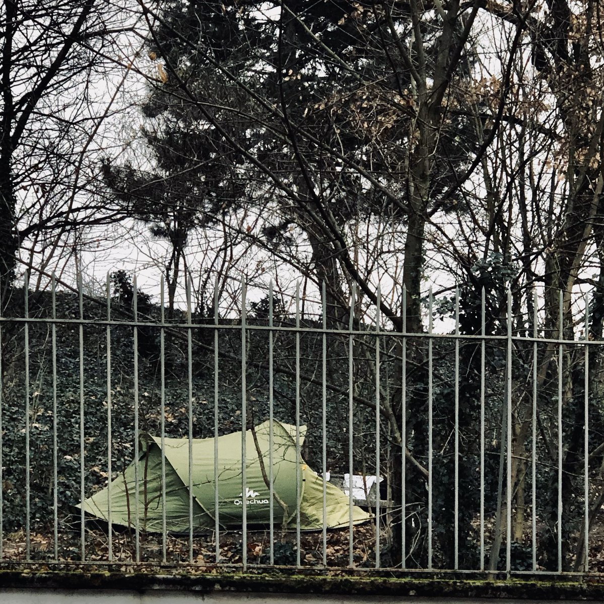 MontchatLyon's tweet photo. Bonne année 2020 aux campeurs du parc Chambovet qui attaquent leur 4eme mois dans le brouillard et le froid https://t.co/1whIcuiNYL